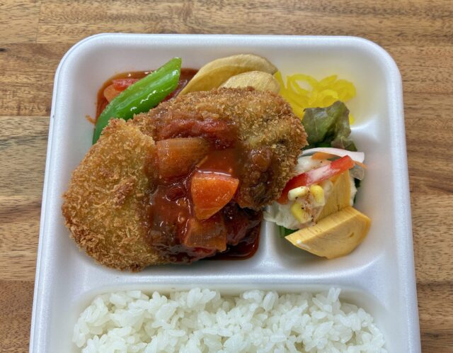 4/18 (土) 日替り弁当 : ミンチカツ ラタトゥイユソース(チキンと野菜のトマト煮のソース)