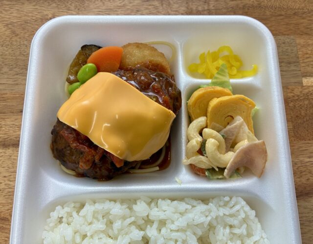 4/22(水) 日替り弁当 : ハンバーグトマトチーズ焼き