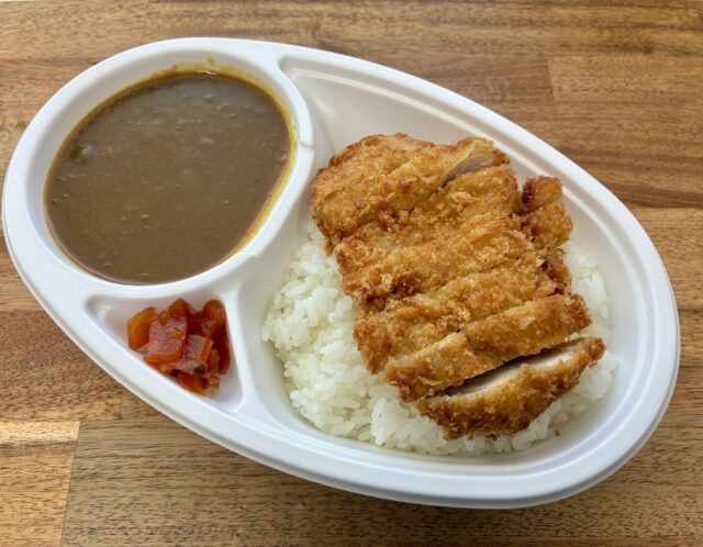 5/18(月)週替わりカレー : チキンカツカレー