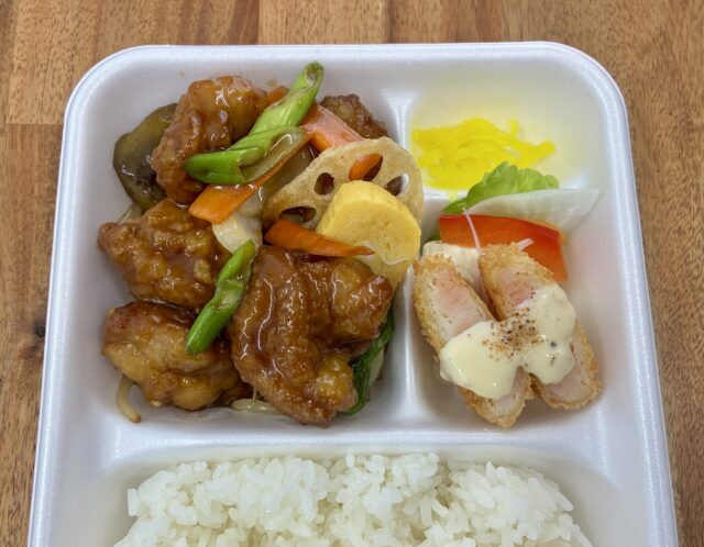 5/25(月)日替り弁当 : 鶏と野菜の和風あんとエビカツ