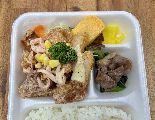 5/30(土)日替り弁当 : 鶏唐揚げサラダとエビカツタルタルソース