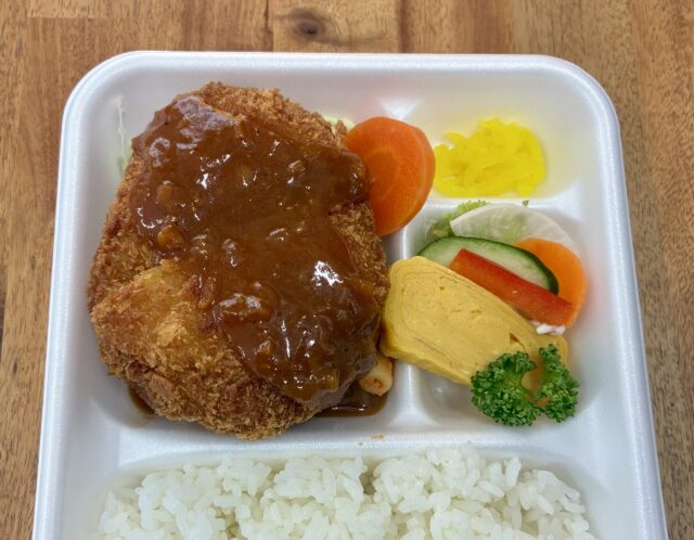 6/3(水)日替り弁当 : チーズ・ベーコン入りミンチカツ