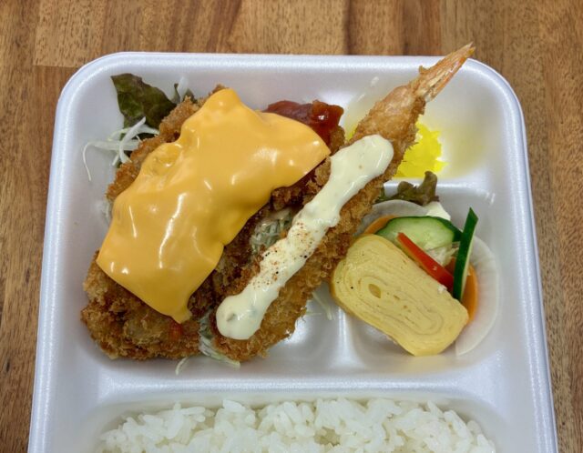 6/20(土)日替り弁当 : チキンカツピリ辛トマトチーズ&エビフライ