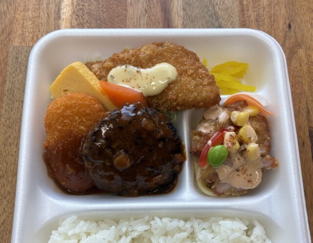 8/1(土)オニオン弁当 :  ハンバーグ&白身魚フライ&唐揚げサラダ&コロッケ
